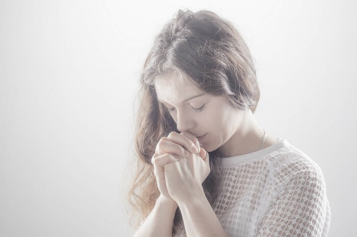 祈る女性