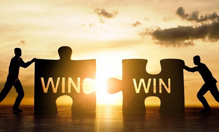 win-winと書かれたパズルをはめる二人の人物