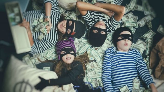 お金を盗む子どもたち